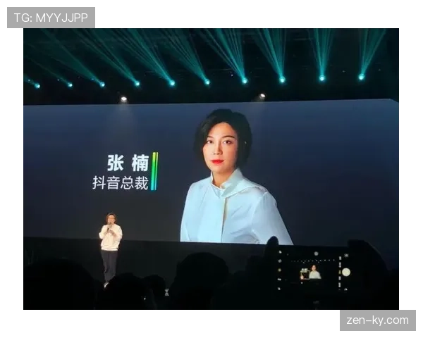 张楠朋友圈那张早晨照，灯光咖啡桌上那块表，消费焦虑瞬间爆表